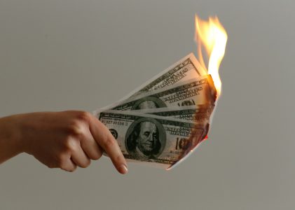 Errores que te hacen perder dinero al invertir